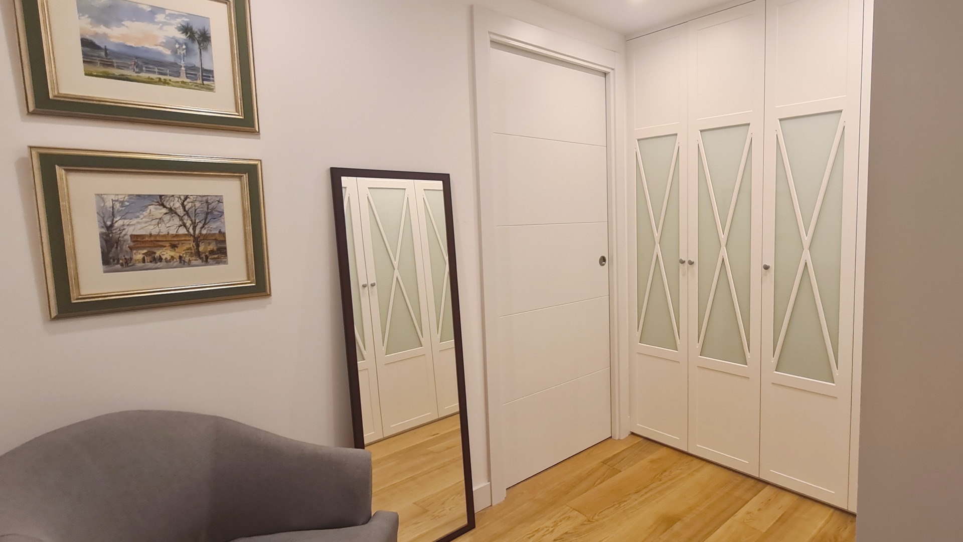 Armario empotrado a medida con puertas correderas en Bizkaia