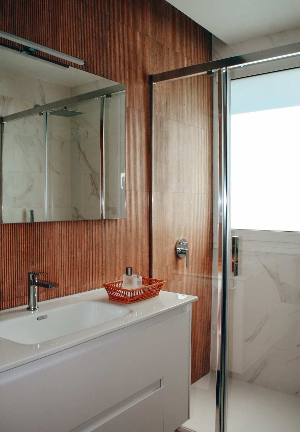Baño pequeño reformado en Getxo con mueble suspendido