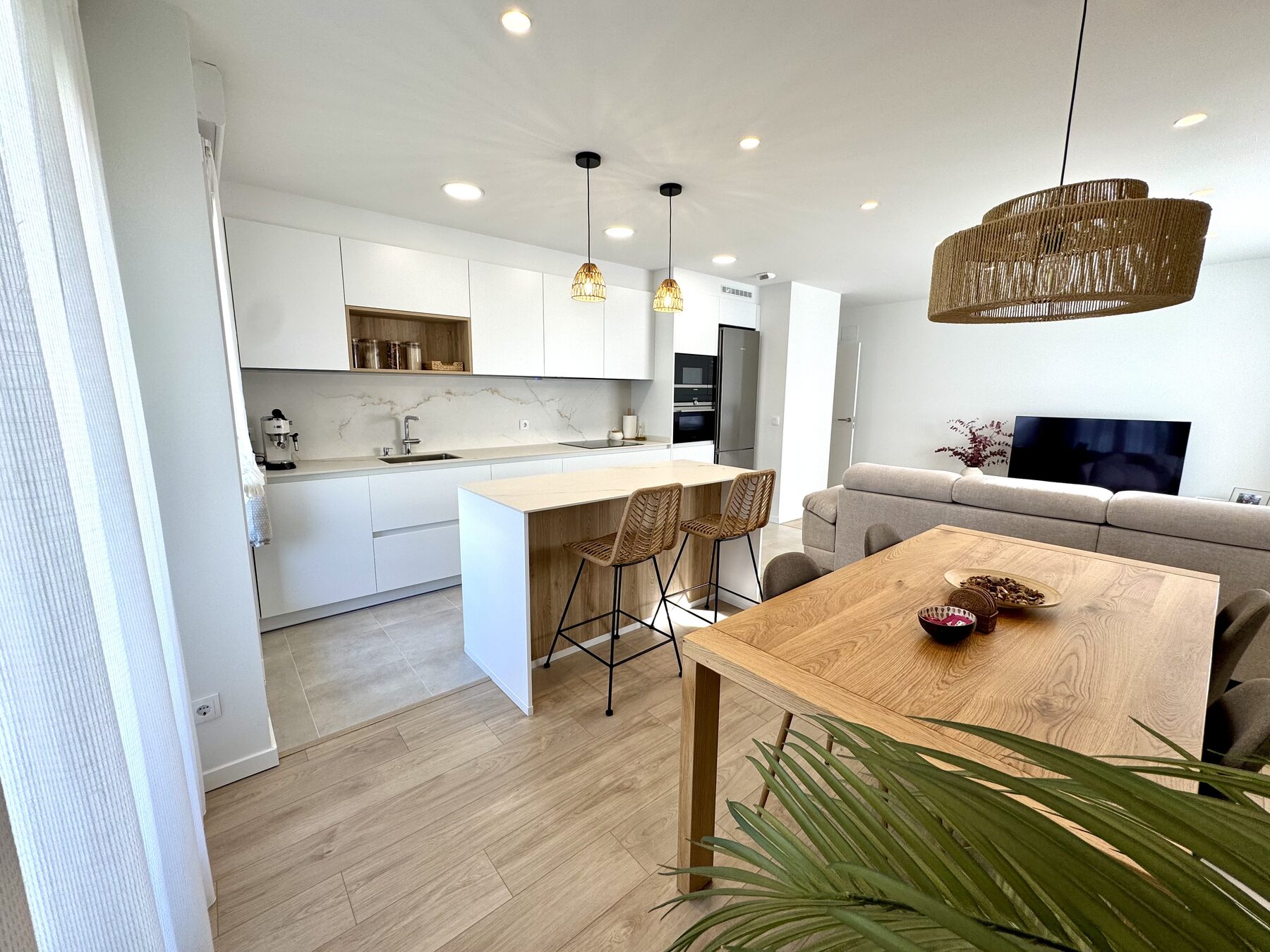 Cocina con isla central proyectada por Suiteak
