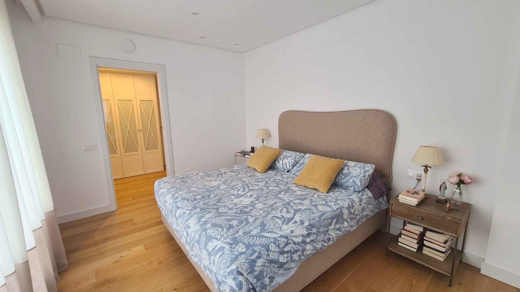Dormitorio de diseño en Getxo con materiales naturales